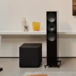Subwoofer KEF Kube 12 MIE med golvhögtalare.