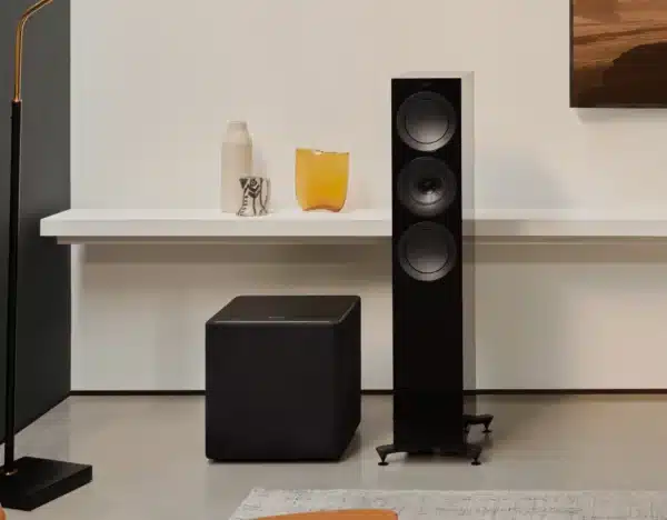 Subwoofer KEF Kube 12 MIE med golvhögtalare.