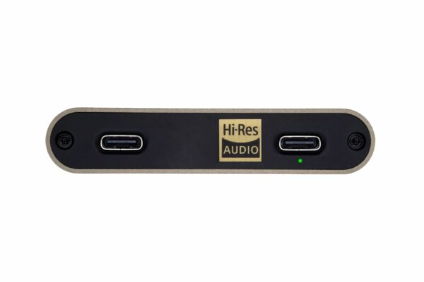 DAC/Hörlursförstärkare iFi Audio Hip-Dac 3. USB-uttag och laddare.