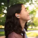 Trådlösa hörlurar in-ear Sennheiser Momentum True Wireless 4 i användning