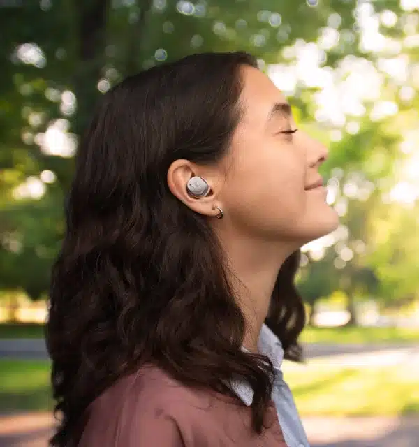 Trådlösa hörlurar in-ear Sennheiser Momentum True Wireless 4 i användning