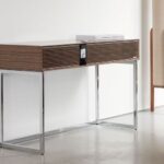 Aktivt trådlöst ljudsystem Ruark Audio R810 Radiogram i hållbart trä på ställning.