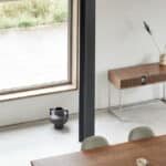 Aktivt trådlöst ljudsystem Ruark Audio R810 Radiogram i hållbart trä på ställning, passar in i inredning.