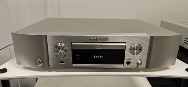 CD-spelare Marantz ND8006. Framsida i silver med knappar och display.