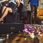 Bluetooth-högtalare Klipsch Detroit med USB-C-laddning. Användning på fest