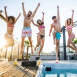 Bluetooth-högtalare Klipsch Detroit med USB-C-laddning. Användning vid pool
