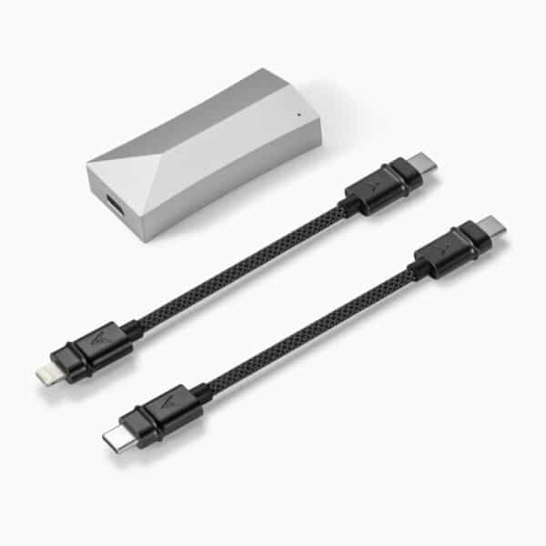 USB-driven DAC/hörlursförstärkare Astell & Kern USB HC4 med två USB-sladdar.