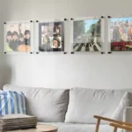 Ramar i plexiglas och aluminium för vinylskivor. Hängandes på vägg med Beatles-skivor i ramarna.