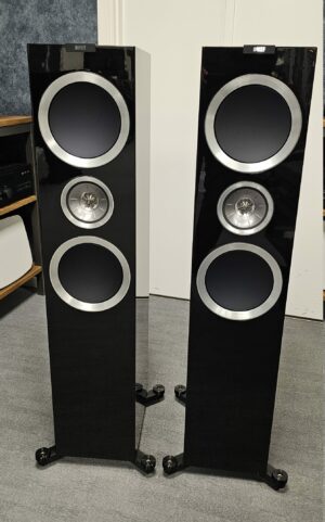 KEF R900