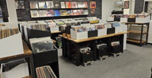 Vinylskivor! Massor av nya och begagnade vinylskivor i butiken!